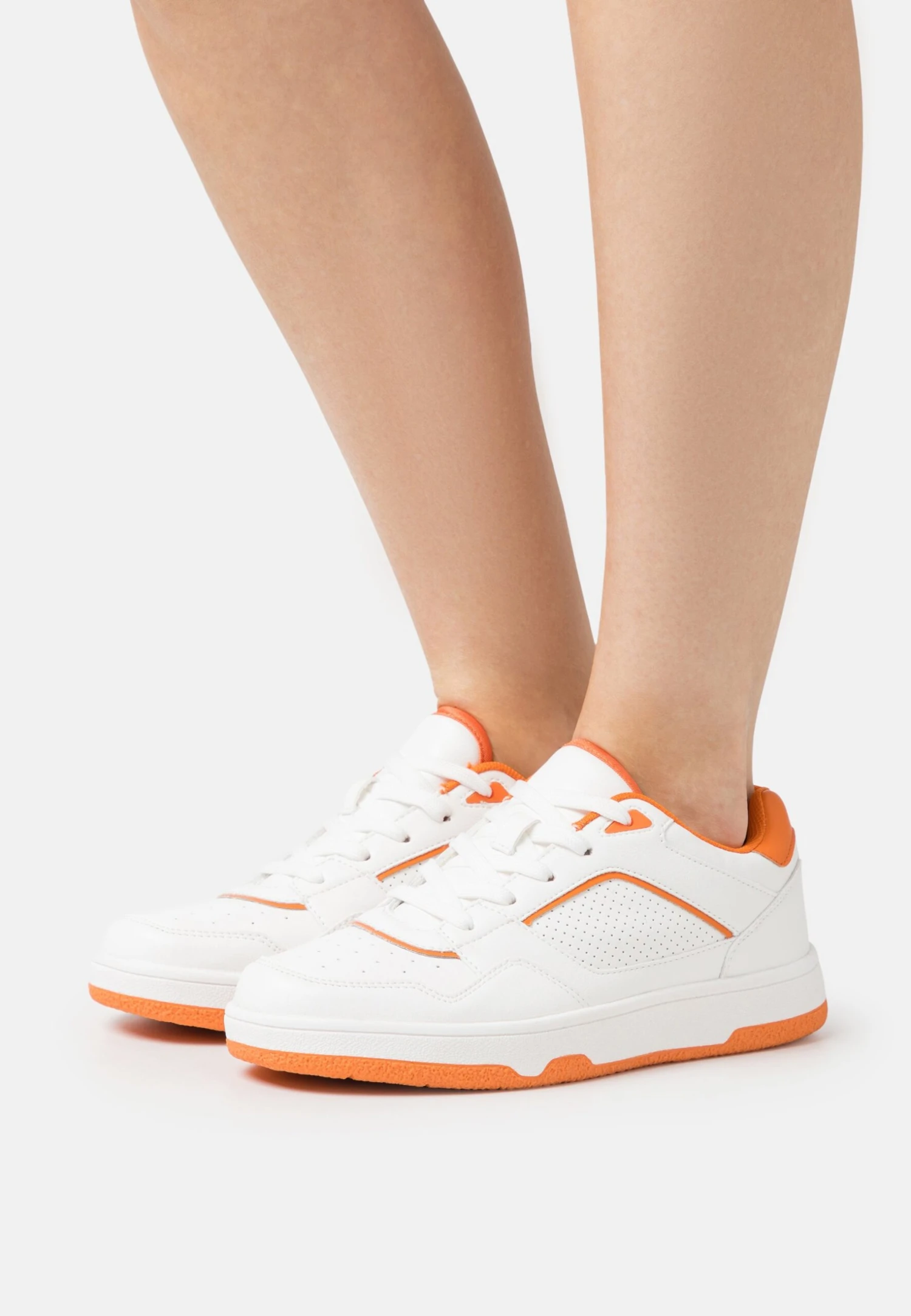 Baskets Basses - White/Orange Baskets Basses - White/Orange -Magasin De Sélection De Chaussures De Mode 28cb5d2d216347e481ba984f808de516 scaled