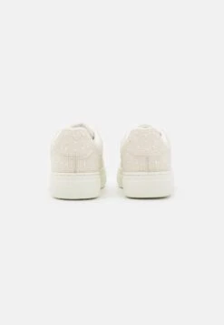 Baskets Basses - Off-White 5 Baskets Basses - Off-White -Magasin De Sélection De Chaussures De Mode d3b67d0bf0f5472984c10fecfec1cafd