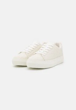 Baskets Basses - Off-White 4 Baskets Basses - Off-White -Magasin De Sélection De Chaussures De Mode eb7b164418c8464a827b0708f40bc634